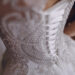 Rochii de mireasă cu corset în V – Trendul anului 2025